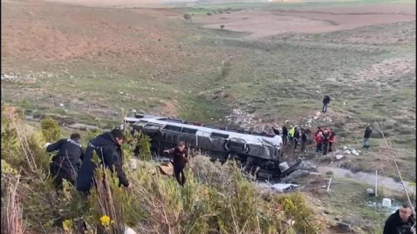 Üniversite öğrencilerini taşıyan otobüs devrildi: 2 ölü, 42 yaralı
