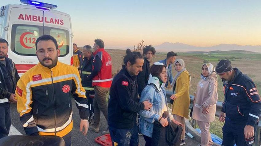 Üniversite öğrencilerini taşıyan otobüs devrildi: 2 ölü, 42 yaralı