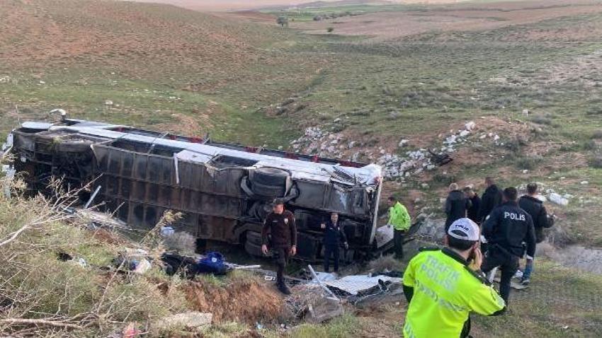Üniversite öğrencilerini taşıyan otobüs devrildi: 2 ölü, 42 yaralı