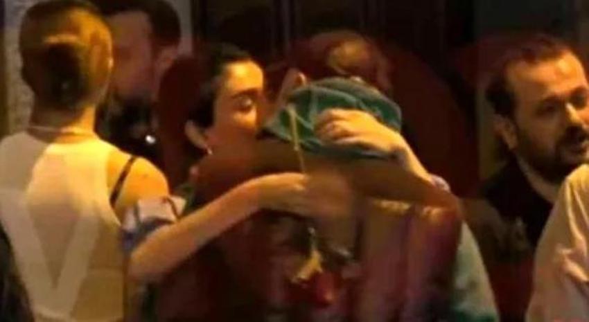 Hazar Ergüçlü, Onur Ünlü ile aşka geldi! Ünlü çift dudak dudağa...