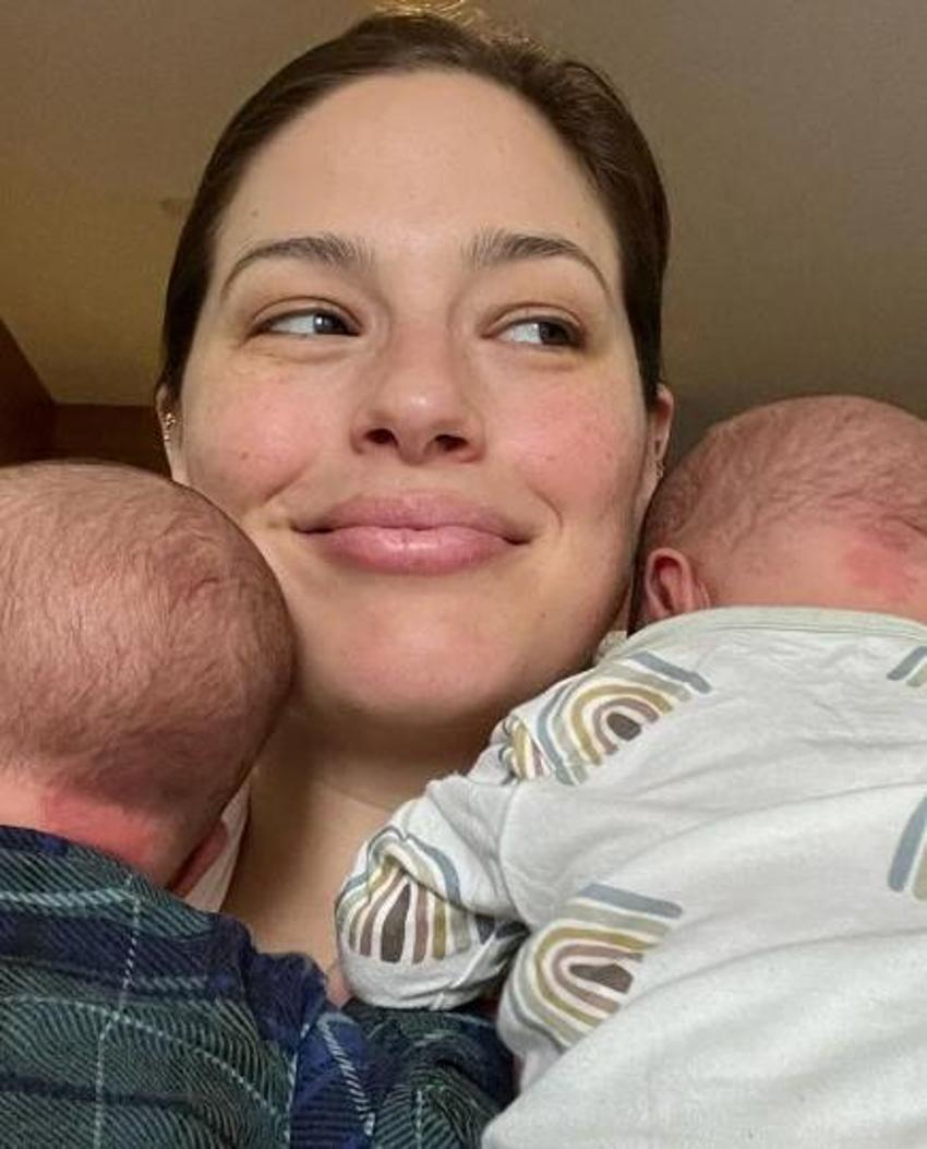 Ashley Graham ölümden döndü! 'Evde doğum yaparken neredeyse ölüyordum'