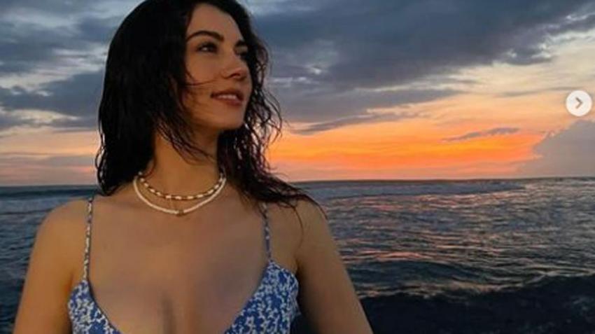 Burcu Özberk ceketinin içine bikini giydi, olay oldu!