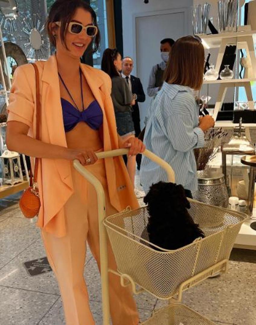 Burcu Özberk ceketinin içine bikini giydi, olay oldu!