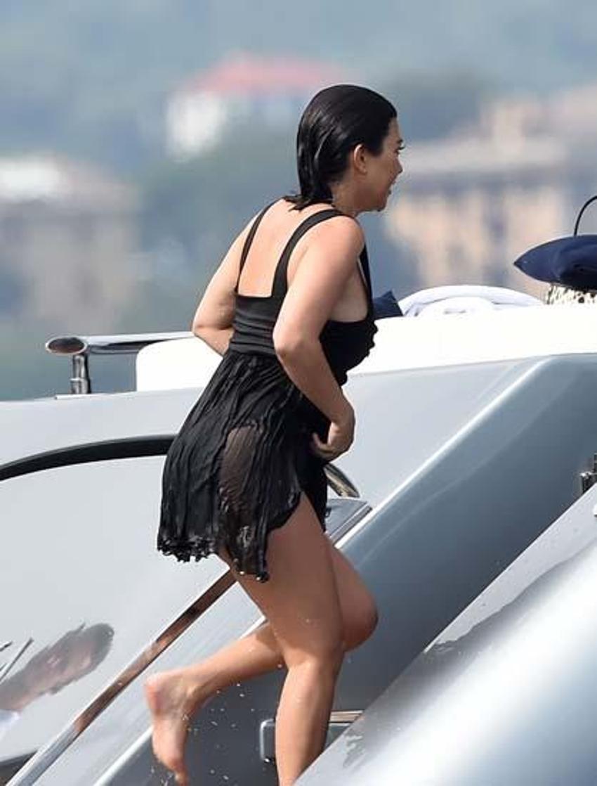  Kourtney Kardashian ve Travis Barker balayına çıktı! Elbiselerle denize atladılar...