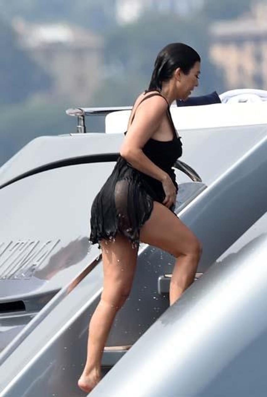  Kourtney Kardashian ve Travis Barker balayına çıktı! Elbiselerle denize atladılar...