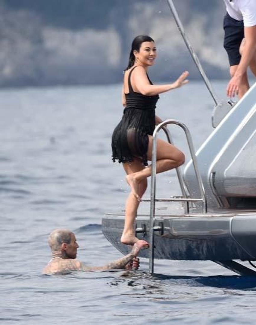  Kourtney Kardashian ve Travis Barker balayına çıktı! Elbiselerle denize atladılar...