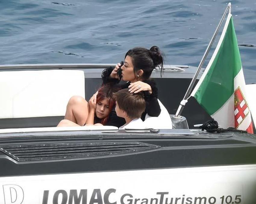  Kourtney Kardashian ve Travis Barker balayına çıktı! Elbiselerle denize atladılar...
