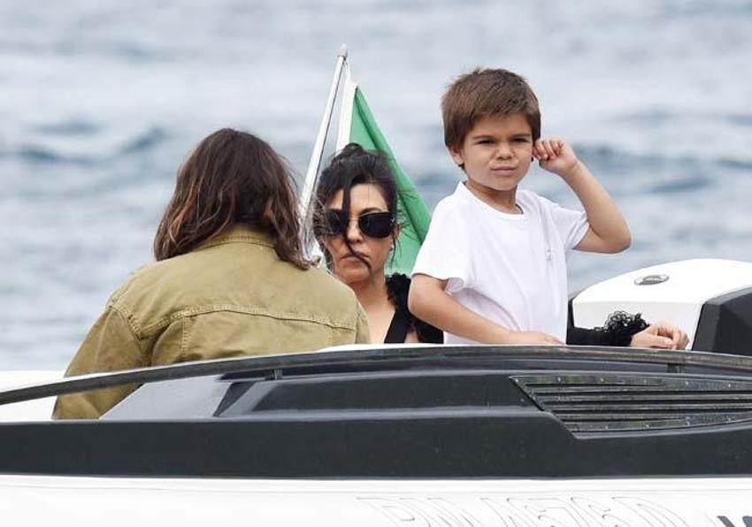  Kourtney Kardashian ve Travis Barker balayına çıktı! Elbiselerle denize atladılar...