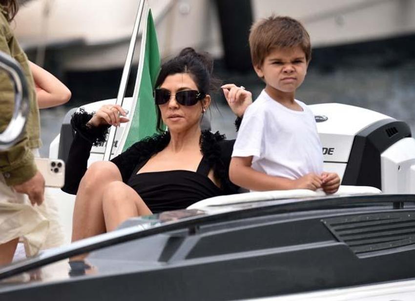  Kourtney Kardashian ve Travis Barker balayına çıktı! Elbiselerle denize atladılar...