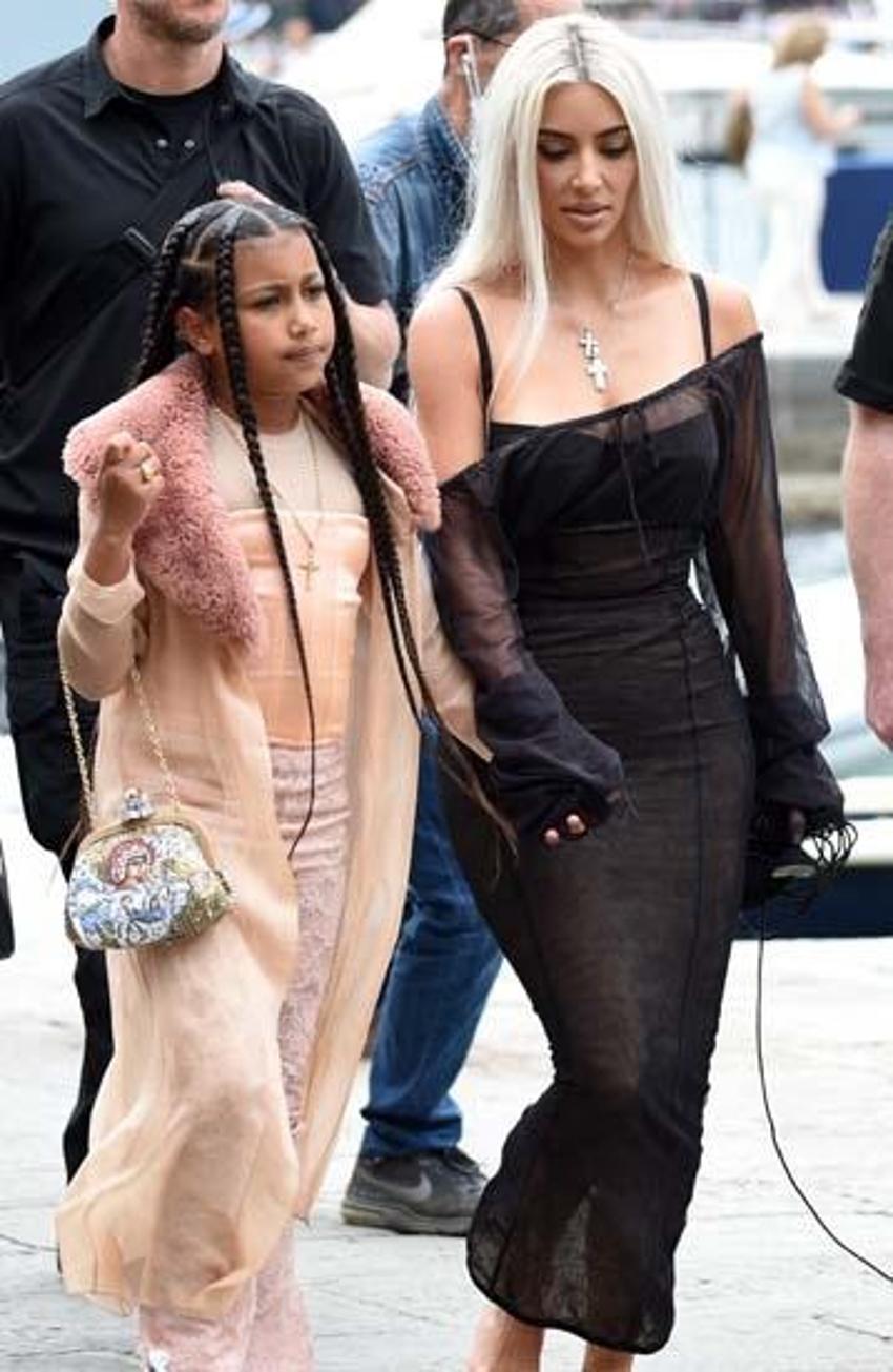  Kourtney Kardashian ve Travis Barker balayına çıktı! Elbiselerle denize atladılar...
