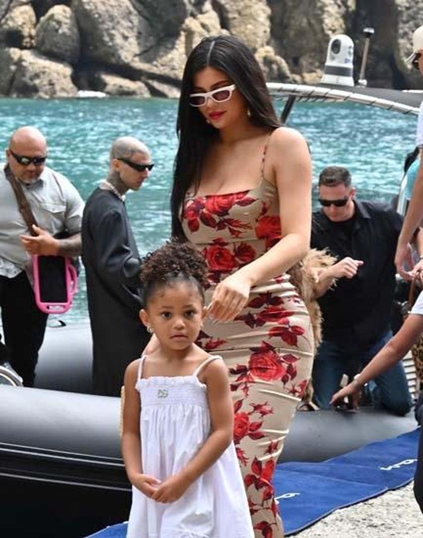  Kourtney Kardashian ve Travis Barker balayına çıktı! Elbiselerle denize atladılar...
