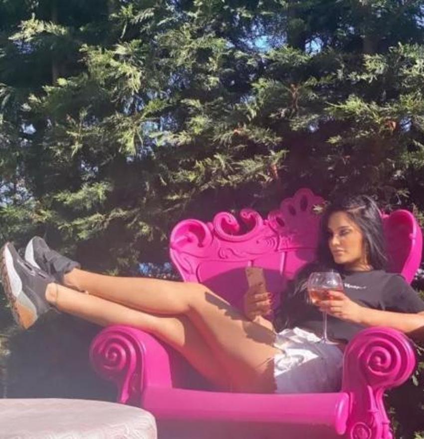 Fatoş Yelliler'den mini şortuyla poz verdi,sosyal medya sallandı!