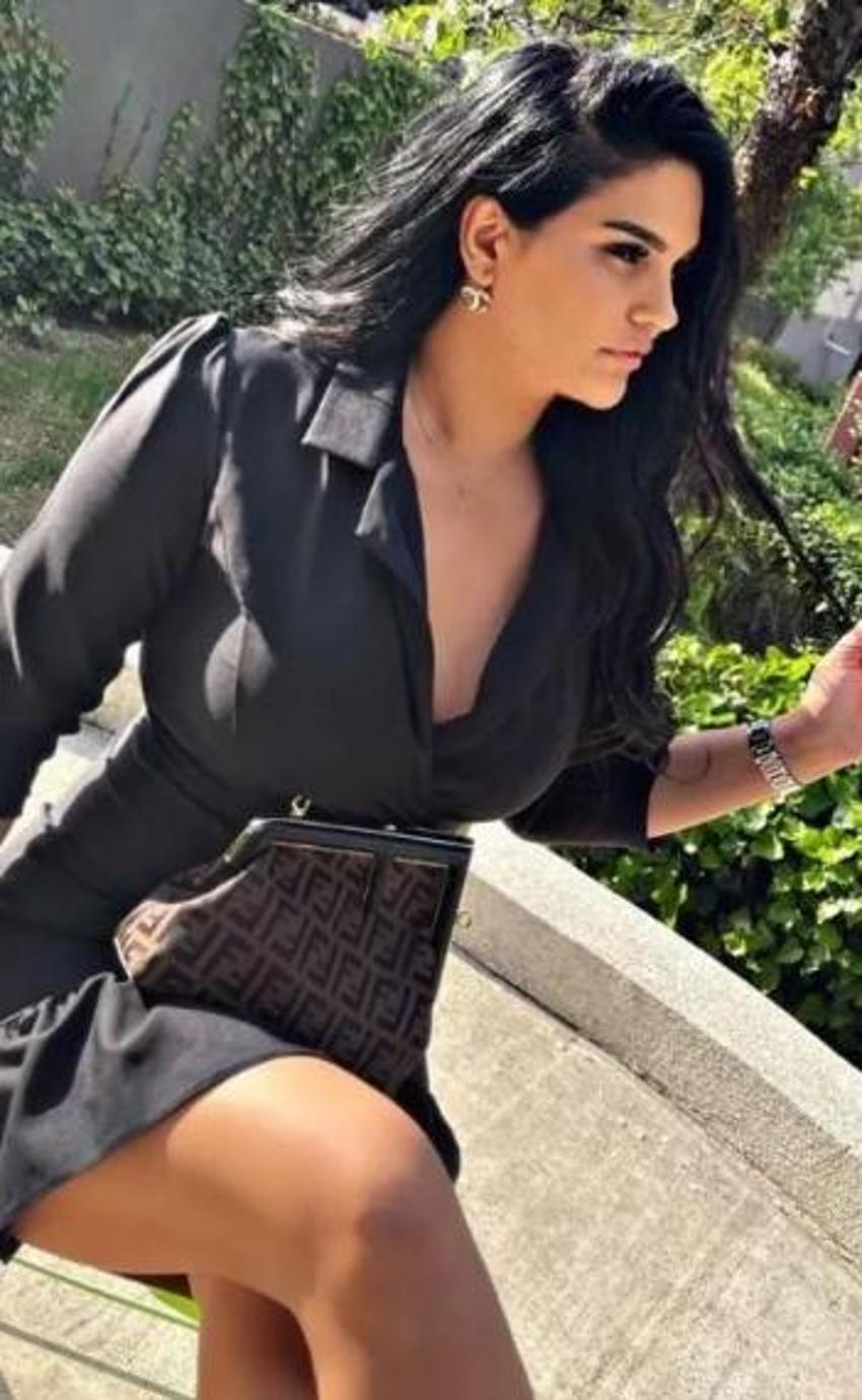 Fatoş Yelliler'den mini şortuyla poz verdi,sosyal medya sallandı!