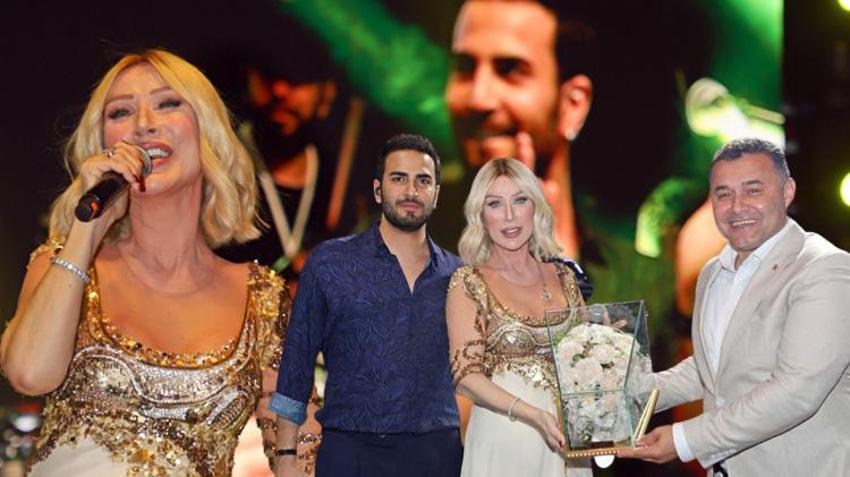 Seda Sayan’a konserde çeyiz sandığı hediyesi! 'Çıkın çıkın gelin, nişanınızı yaparım, nikahınızı yaparım'