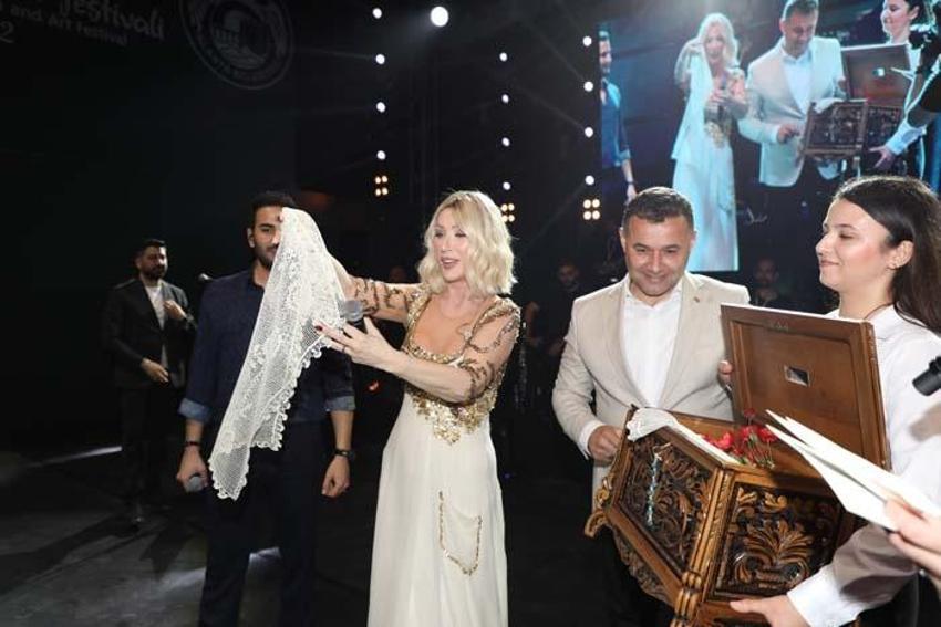 Seda Sayan’a konserde çeyiz sandığı hediyesi! 'Çıkın çıkın gelin, nişanınızı yaparım, nikahınızı yaparım'
