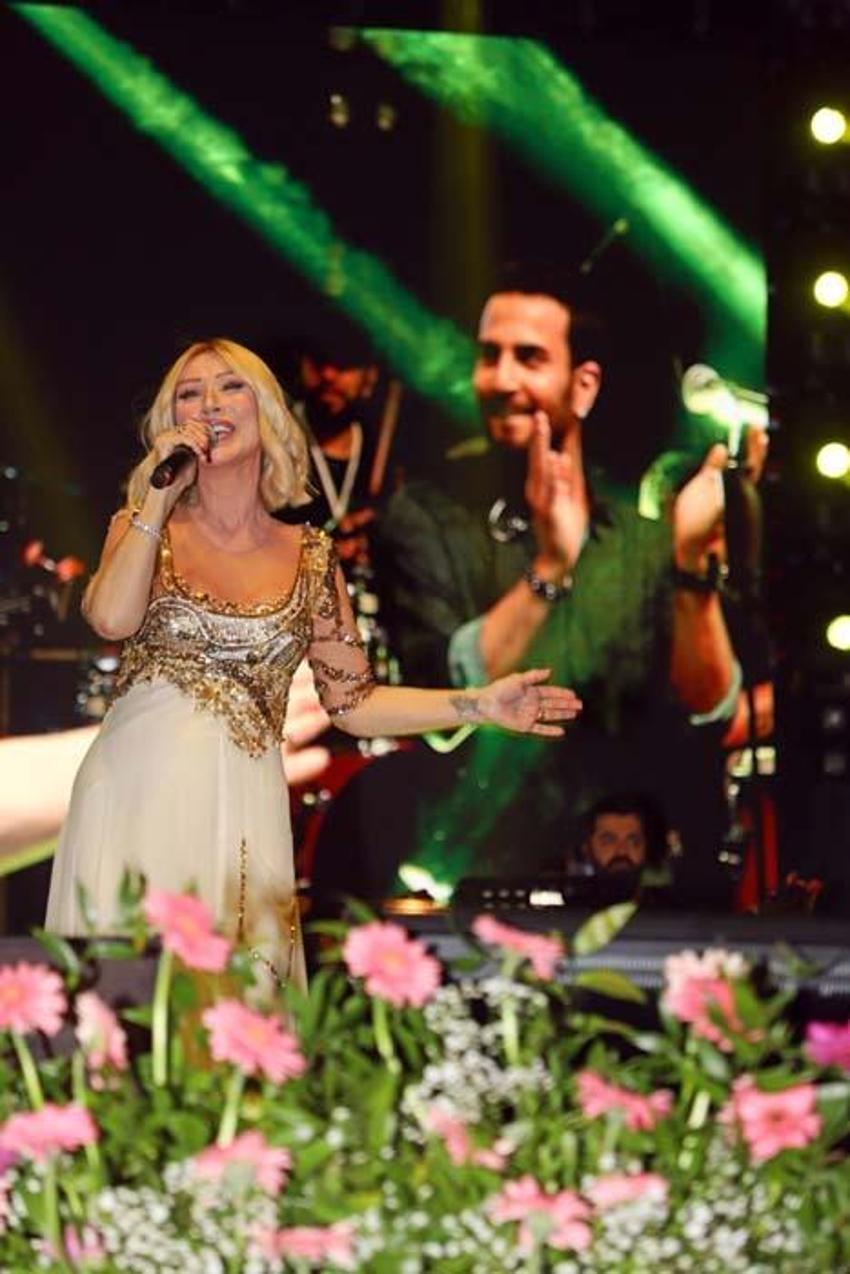 Seda Sayan’a konserde çeyiz sandığı hediyesi! 'Çıkın çıkın gelin, nişanınızı yaparım, nikahınızı yaparım'