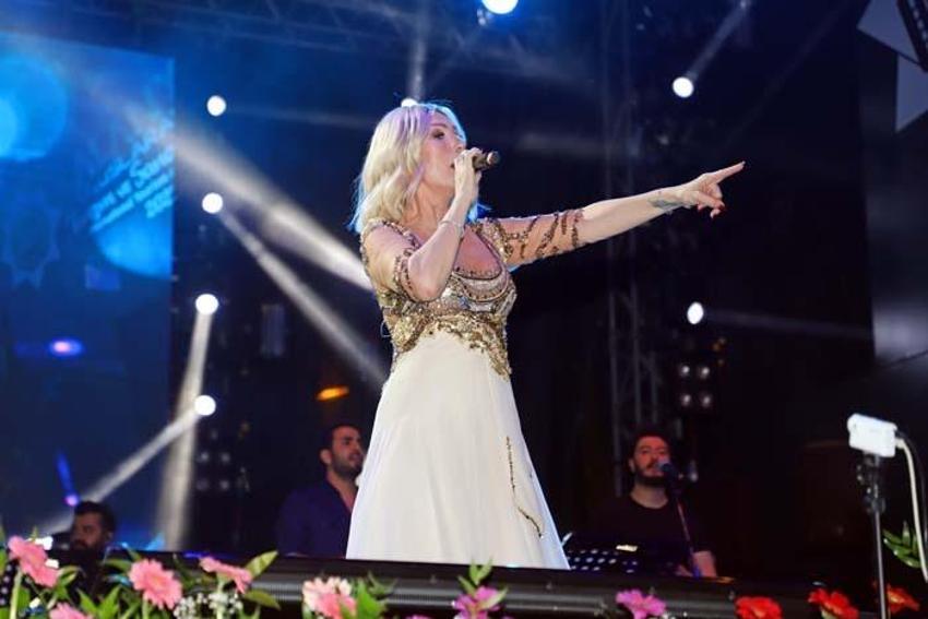 Seda Sayan’a konserde çeyiz sandığı hediyesi! 'Çıkın çıkın gelin, nişanınızı yaparım, nikahınızı yaparım'