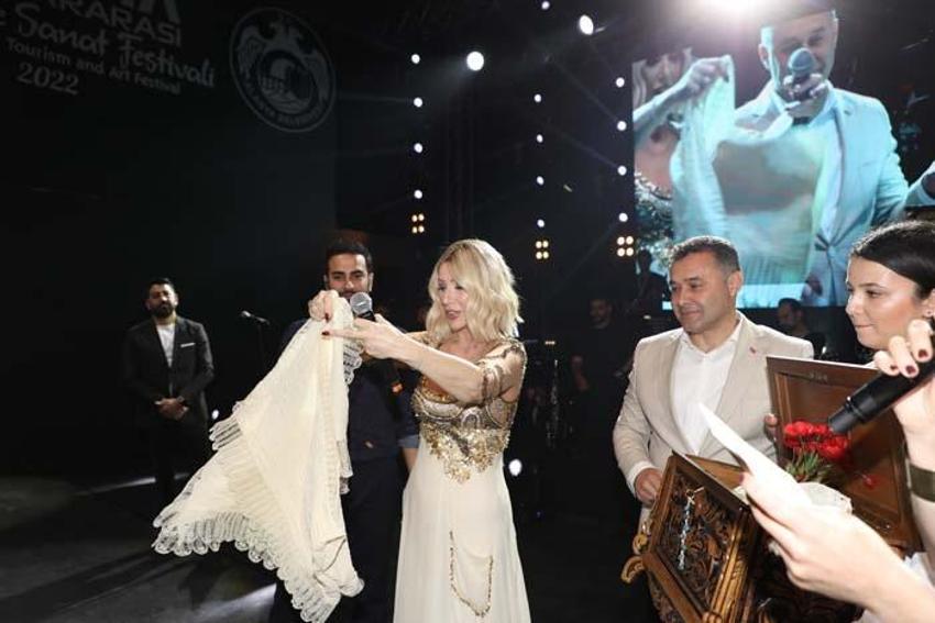 Seda Sayan’a konserde çeyiz sandığı hediyesi! 'Çıkın çıkın gelin, nişanınızı yaparım, nikahınızı yaparım'