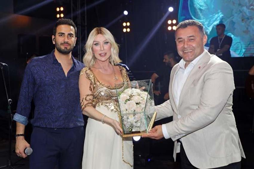 Seda Sayan’a konserde çeyiz sandığı hediyesi! 'Çıkın çıkın gelin, nişanınızı yaparım, nikahınızı yaparım'