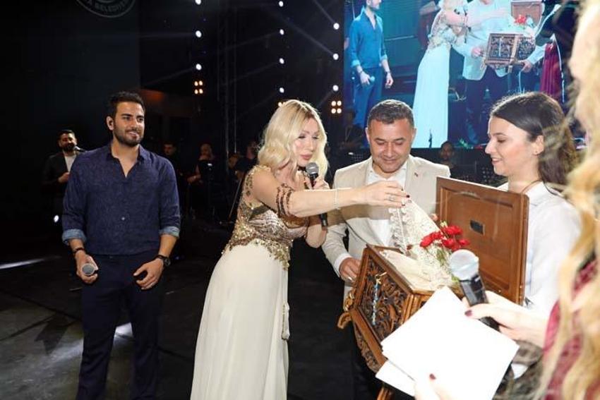 Seda Sayan’a konserde çeyiz sandığı hediyesi! 'Çıkın çıkın gelin, nişanınızı yaparım, nikahınızı yaparım'