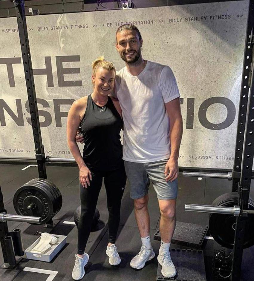 Düğüne günler kala, başka kadınla yatakta skandal fotoğraf! Ünlü futbolcu Andy Carroll'ın adının yazdığı bornozu da giydi...