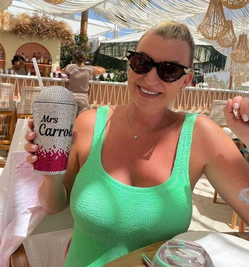 Düğüne günler kala, başka kadınla yatakta skandal fotoğraf! Ünlü futbolcu Andy Carroll'ın adının yazdığı bornozu da giydi...