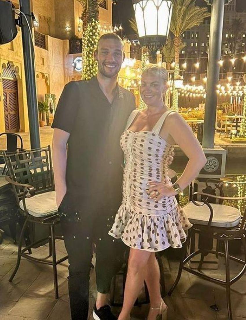 Düğüne günler kala, başka kadınla yatakta skandal fotoğraf! Ünlü futbolcu Andy Carroll'ın adının yazdığı bornozu da giydi...