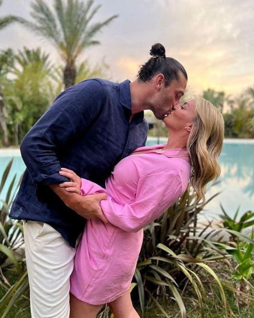 Düğüne günler kala, başka kadınla yatakta skandal fotoğraf! Ünlü futbolcu Andy Carroll'ın adının yazdığı bornozu da giydi...