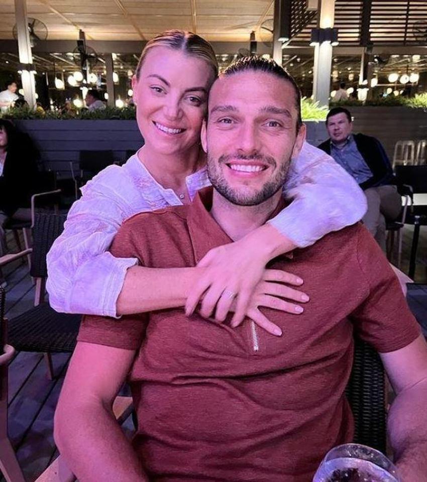 Düğüne günler kala, başka kadınla yatakta skandal fotoğraf! Ünlü futbolcu Andy Carroll'ın adının yazdığı bornozu da giydi...