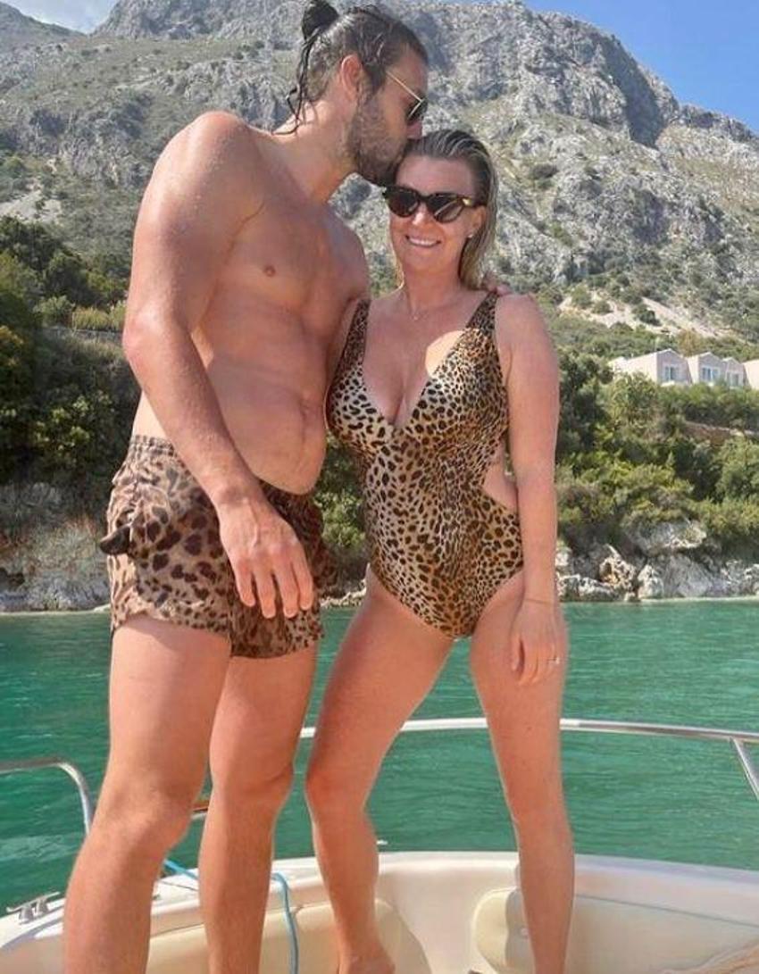Düğüne günler kala, başka kadınla yatakta skandal fotoğraf! Ünlü futbolcu Andy Carroll'ın adının yazdığı bornozu da giydi...
