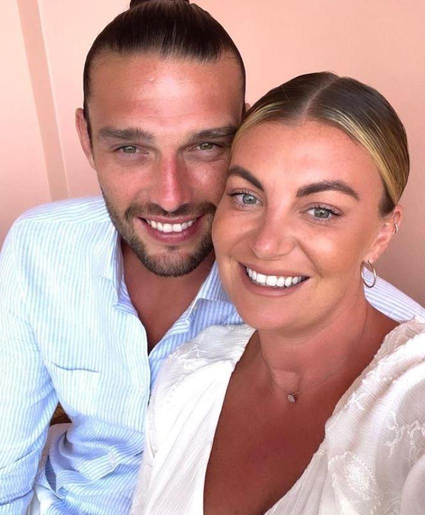 Düğüne günler kala, başka kadınla yatakta skandal fotoğraf! Ünlü futbolcu Andy Carroll'ın adının yazdığı bornozu da giydi...