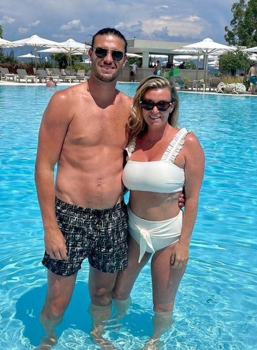 Düğüne günler kala, başka kadınla yatakta skandal fotoğraf! Ünlü futbolcu Andy Carroll'ın adının yazdığı bornozu da giydi...