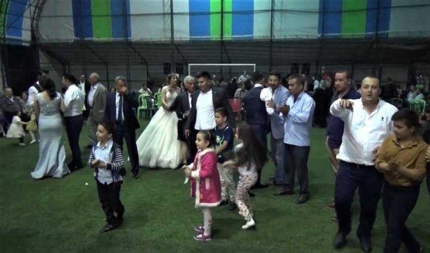 Düğünde halı saha hüsranı yaşayan çifte, tüketici mahkemesinden 30 bin TL tazminat kararı