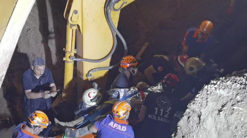 Göçük altında kalan işçi 8 saat sonunda kurtarıldı