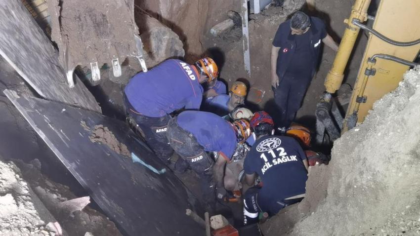 Göçük altında kalan işçi 8 saat sonunda kurtarıldı