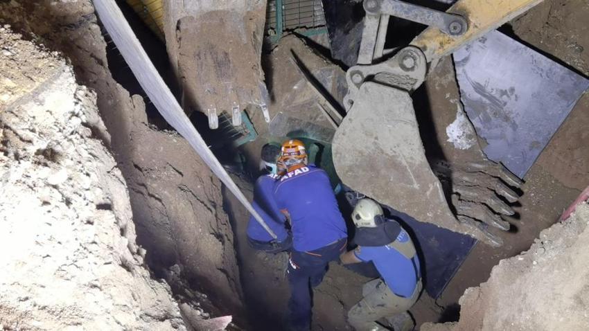Göçük altında kalan işçi 8 saat sonunda kurtarıldı
