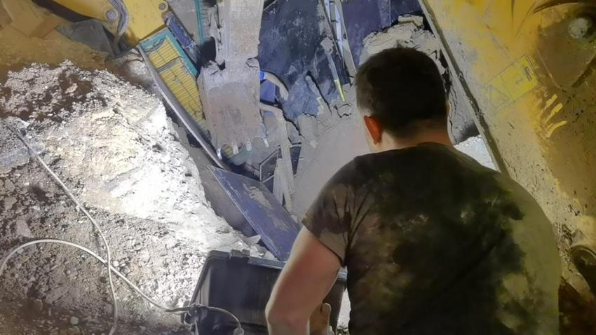 Göçük altında kalan işçi 8 saat sonunda kurtarıldı