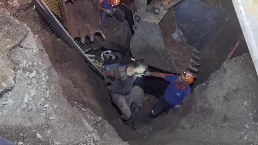 Göçük altında kalan işçi 8 saat sonunda kurtarıldı
