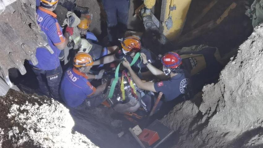 Göçük altında kalan işçi 8 saat sonunda kurtarıldı