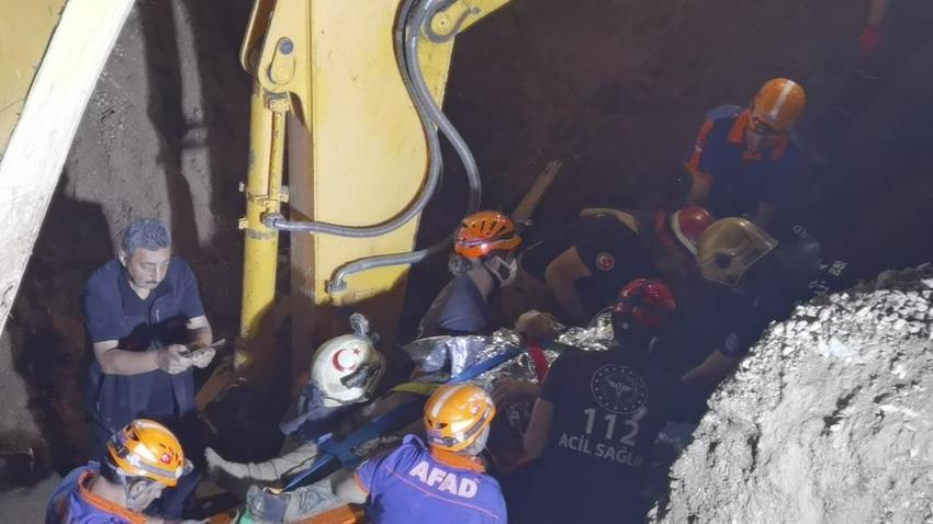 Göçük altında kalan işçi 8 saat sonunda kurtarıldı
