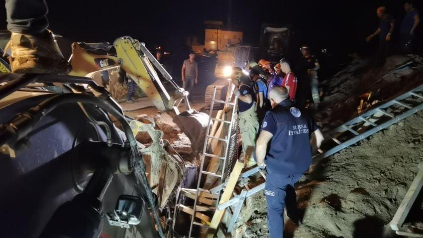Göçük altında kalan işçi 8 saat sonunda kurtarıldı