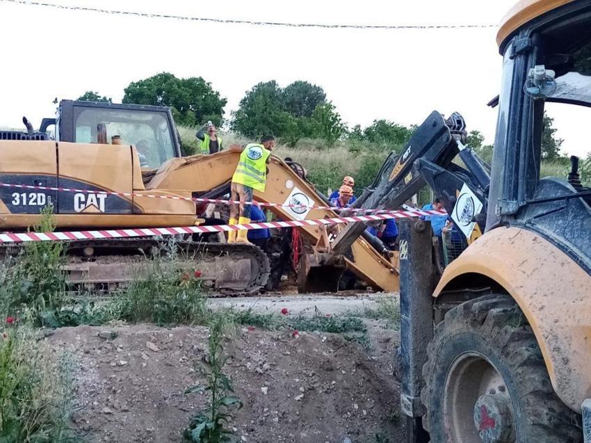Göçük altında kalan işçi 8 saat sonunda kurtarıldı