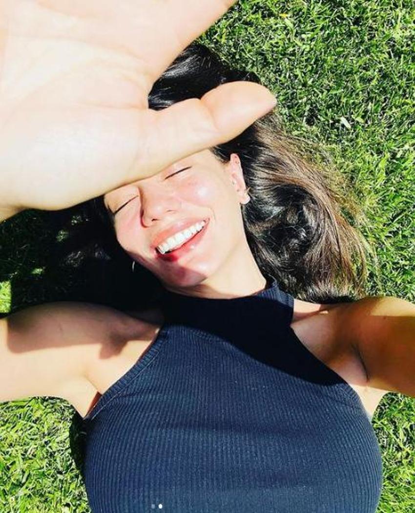 Demet Özdemir güzel havanın tadını çıkardı! Sere serpe uzanıp...