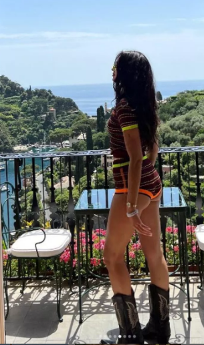 Dua Lipa mini şortuyla cesur pozlar verdi, sosyal medya sallandı!