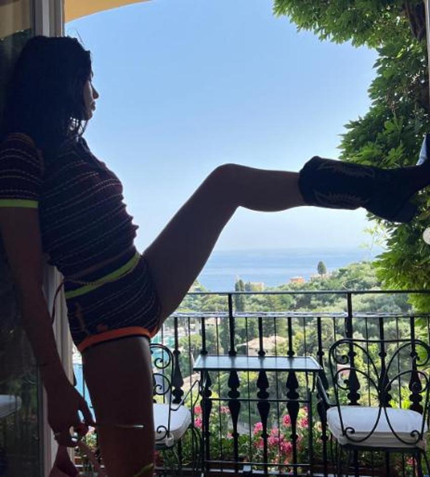 Dua Lipa mini şortuyla cesur pozlar verdi, sosyal medya sallandı!