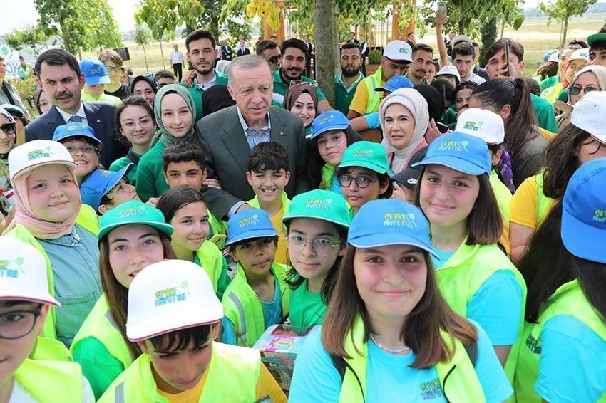 Cumhurbaşkanı Erdoğan, Atatürk Havalimanı Millet Bahçesi'ne ilk fidanı dikti
