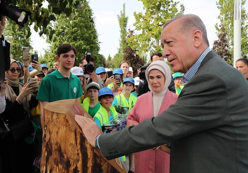 Cumhurbaşkanı Erdoğan, Atatürk Havalimanı Millet Bahçesi'ne ilk fidanı dikti