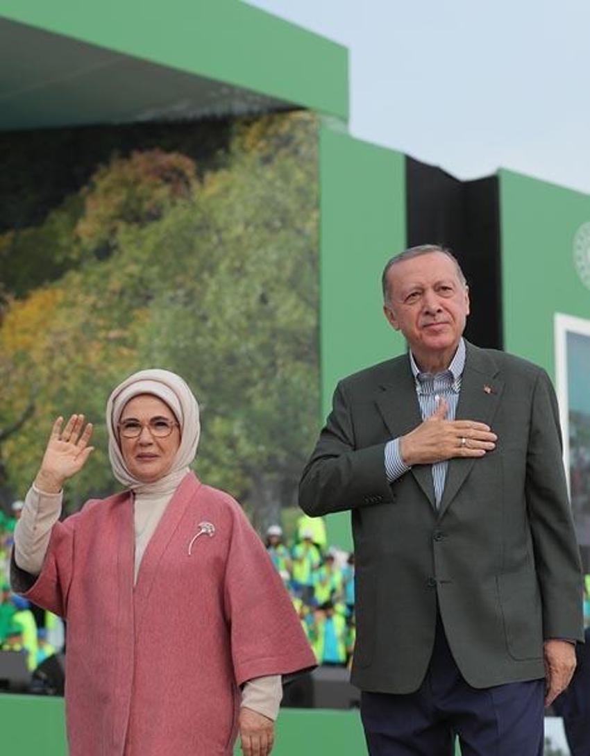 Cumhurbaşkanı Erdoğan, Atatürk Havalimanı Millet Bahçesi'ne ilk fidanı dikti