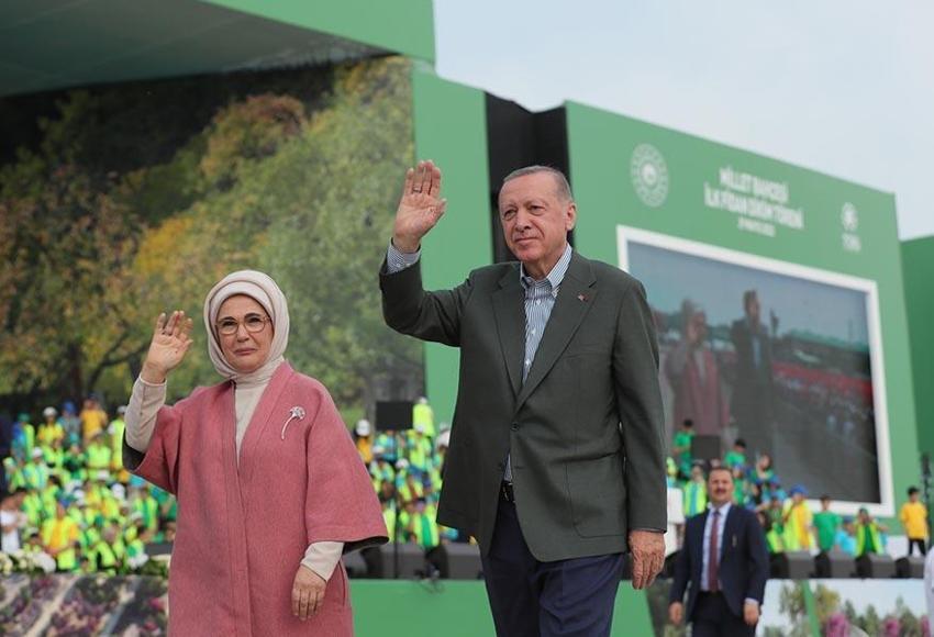 Cumhurbaşkanı Erdoğan, Atatürk Havalimanı Millet Bahçesi'ne ilk fidanı dikti
