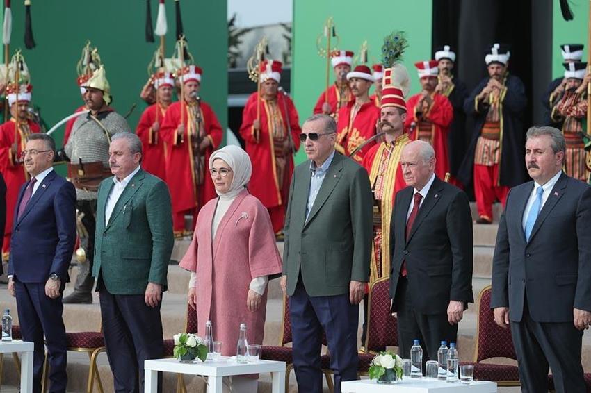 Cumhurbaşkanı Erdoğan, Atatürk Havalimanı Millet Bahçesi'ne ilk fidanı dikti